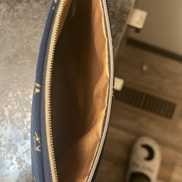 I SPY cosmetics bag navy blue and gold. - Picture 4 of 4